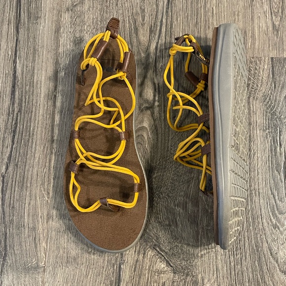 Teva Shoes - Teva Voya Infinity Strappy Sandals in Sunflower/Bison Women’s size 9